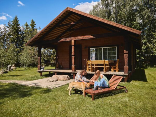 Nakvynė namelyje šeimai ir pažintis su žirgu!